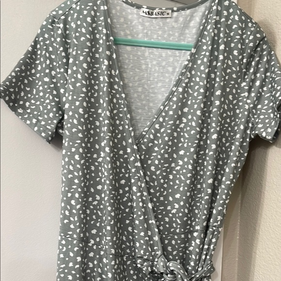 Elegant Green and White Midi Dress - Picture 5 of 11